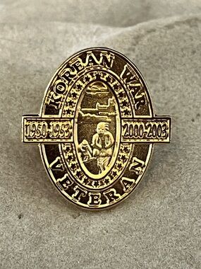 Korean War Veteran Oval Enamel Pin - Gold Tone
